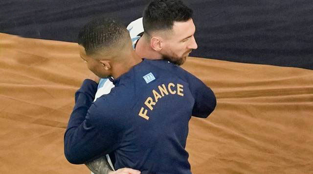 Messi và Mbappe là đối thủ và cũng là bạn bè thân thiết của nhau Messi và Mbappe là đối thủ và cũng là bạn bè thân thiết của nhau