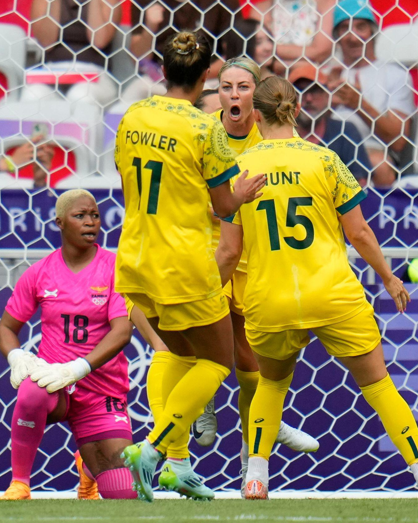 Nhưng Australia trở lại mạnh mẽ và ghi liền 4 bàn Nhưng Australia trở lại mạnh mẽ và ghi liền 4 bàn