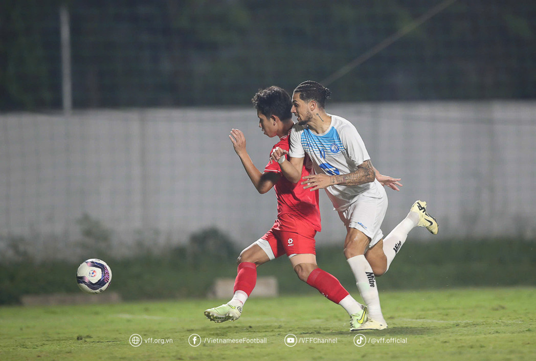 Hai đội dùng hai đội hình cho mỗi hiệp Hai đội dùng hai đội hình cho mỗi hiệp