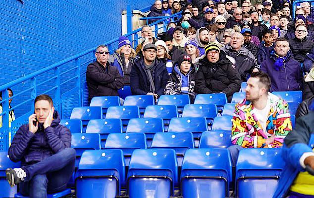 Chelsea bị giới hạn CĐV vào sân nên các ghế trống còn rất nhiều