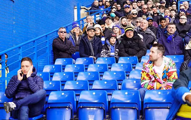 Chelsea bị giới hạn CĐV vào sân nên các ghế trống còn rất nhiều