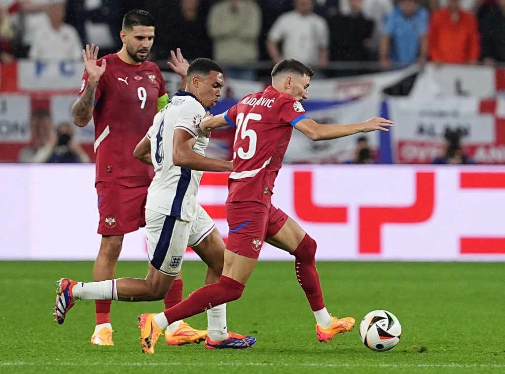 Serbia đang đối diện với vô vàn vấn đề ngoài lề sau trận thua Anh