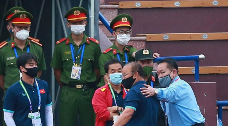 HLV Park Hang-seo được quan chức AFC nhắc nhở