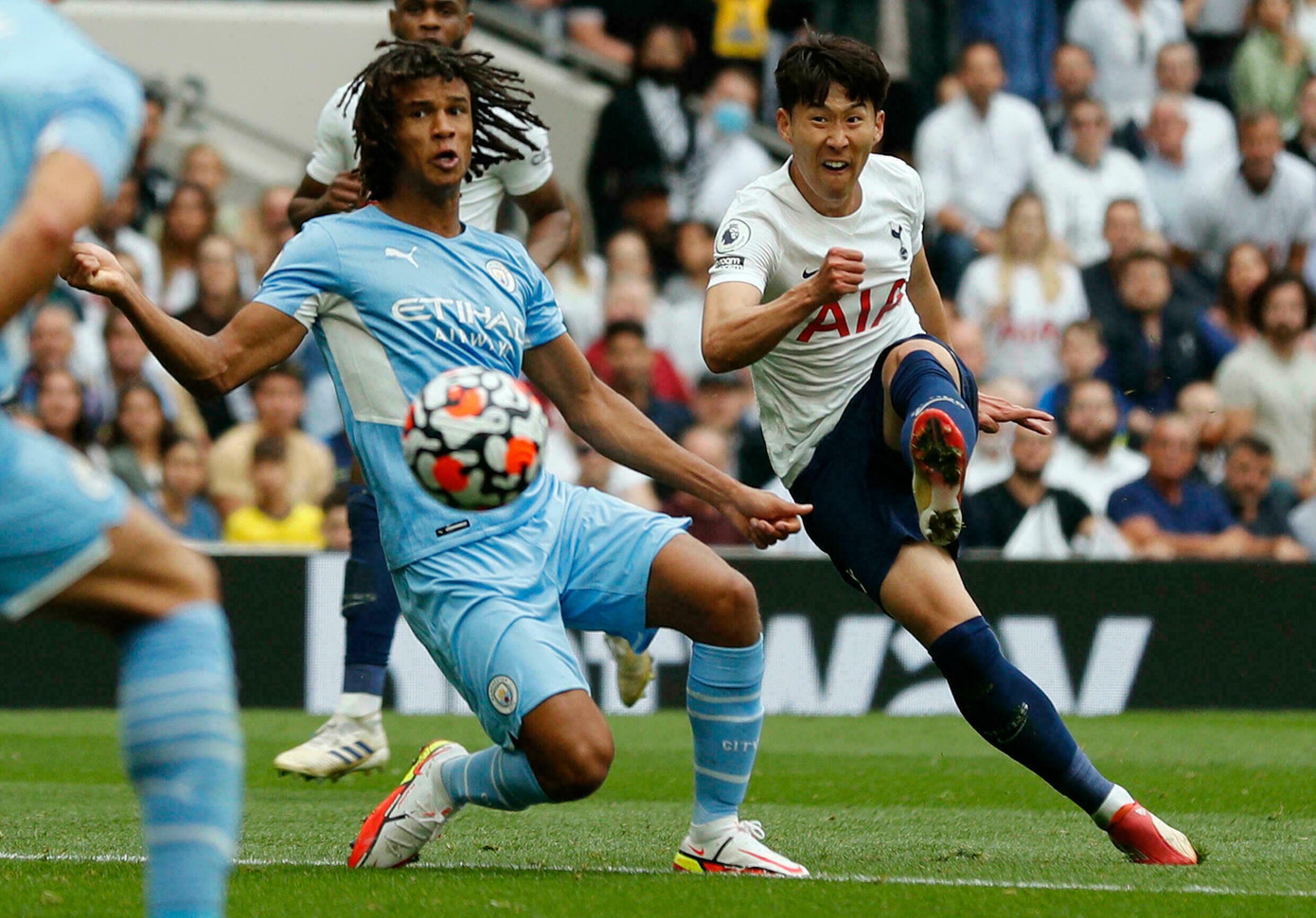 Ake và đồng đội có 3 trận thua liên tiếp ở các mặt trận chính thức