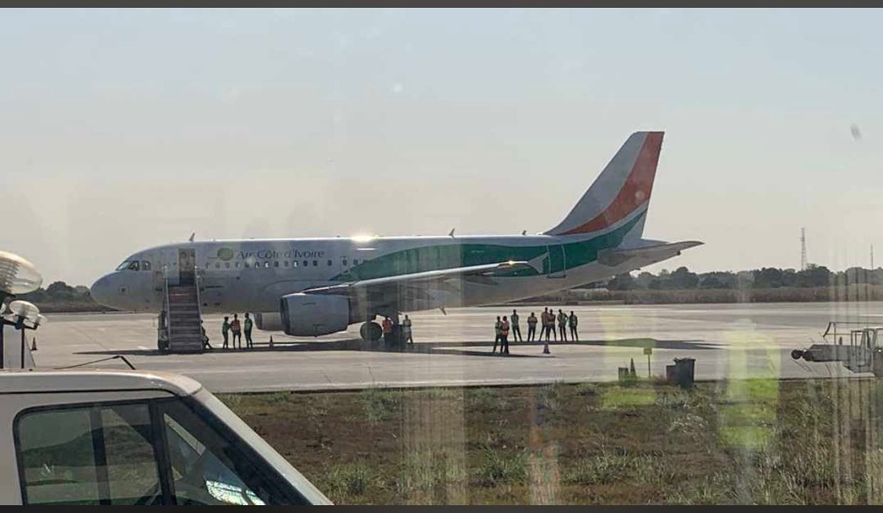 Chuyên cơ mới được thuê để chở ĐT Gambia Chuyên cơ mới được thuê để chở ĐT Gambia