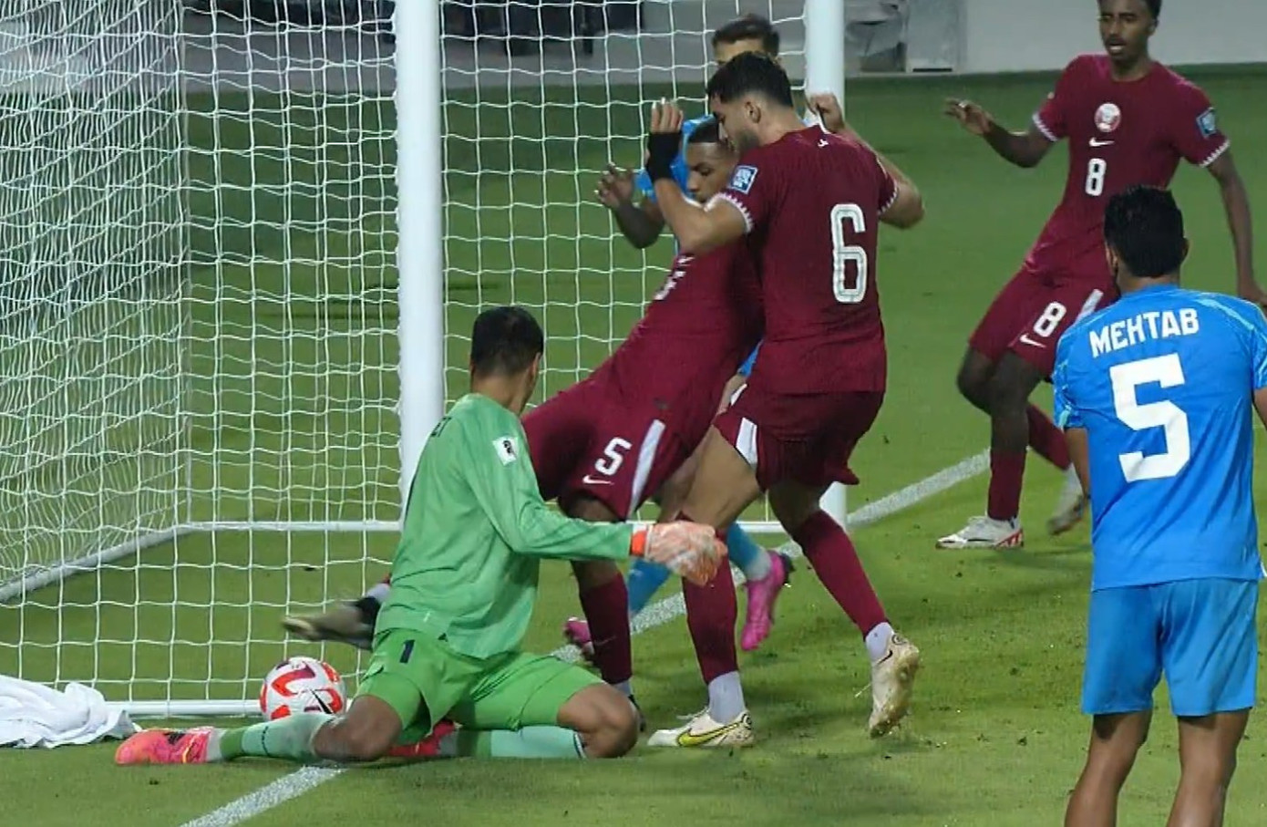 Góc nhìn này, có thể khẳng định bóng đã đi hết đường biên