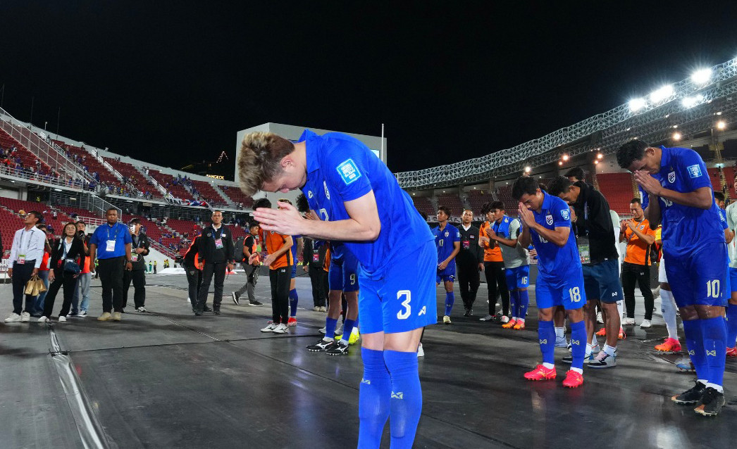 Bunmathan khóc và nói lời xin lỗi NHM sau trận gặp Singapore