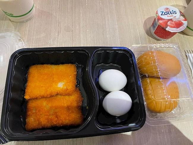 Một bữa ăn được chủ nhà phát cho các cầu thủ