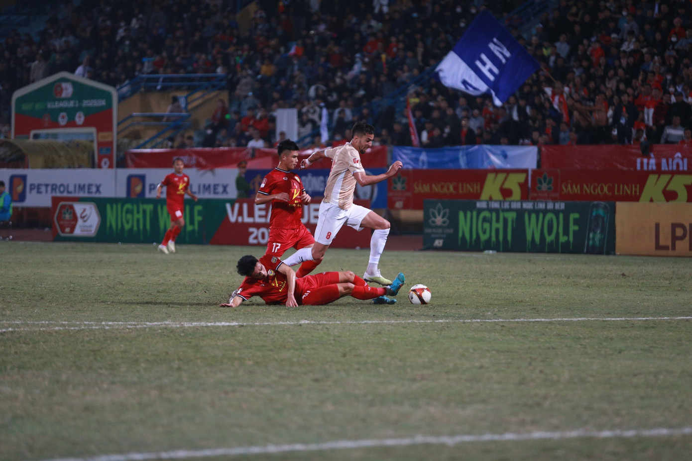 CAHN đá sân khách không tốt với 4 trận vừa qua không thắng CAHN đá sân khách không tốt với 4 trận vừa qua không thắng