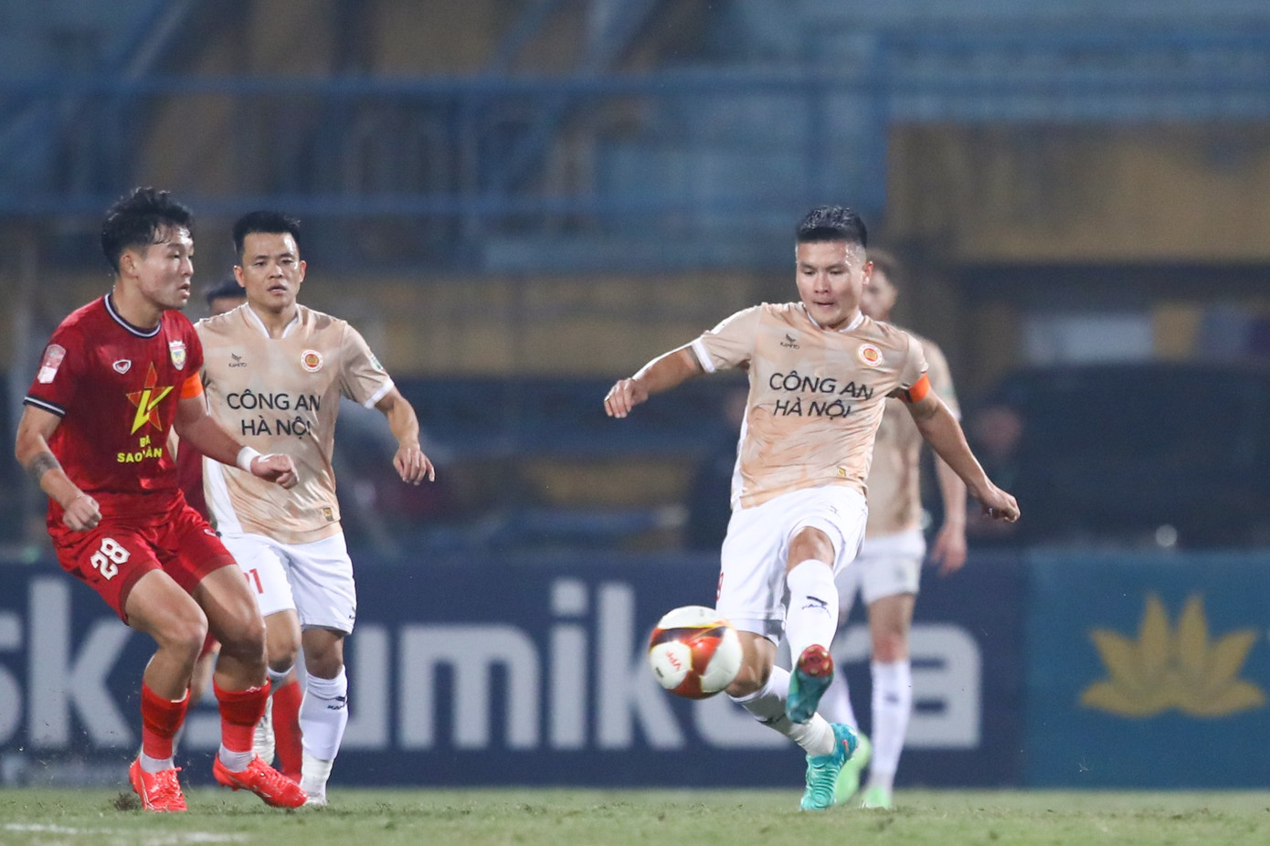 Quang Hải tỏa sáng phút bù giờ, CAHN thoát thua trên sân nhà ảnh 15 Quang Hải tỏa sáng phút bù giờ, CAHN thoát thua trên sân nhà ảnh 15