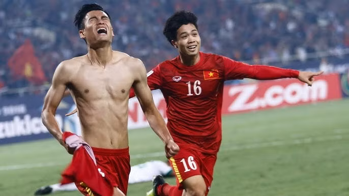Minh Tuấn ăn mừng bàn thắng gỡ hòa chung cuộc cho Việt Nam tại bán kết AFF Cup 2016