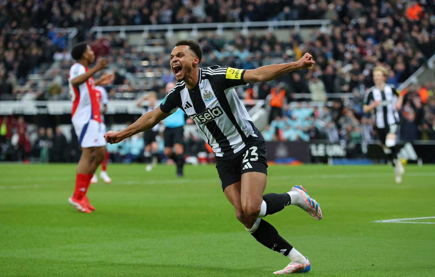 Jacob Murphy ăn mừng bàn mở tỷ số cho Newcastle