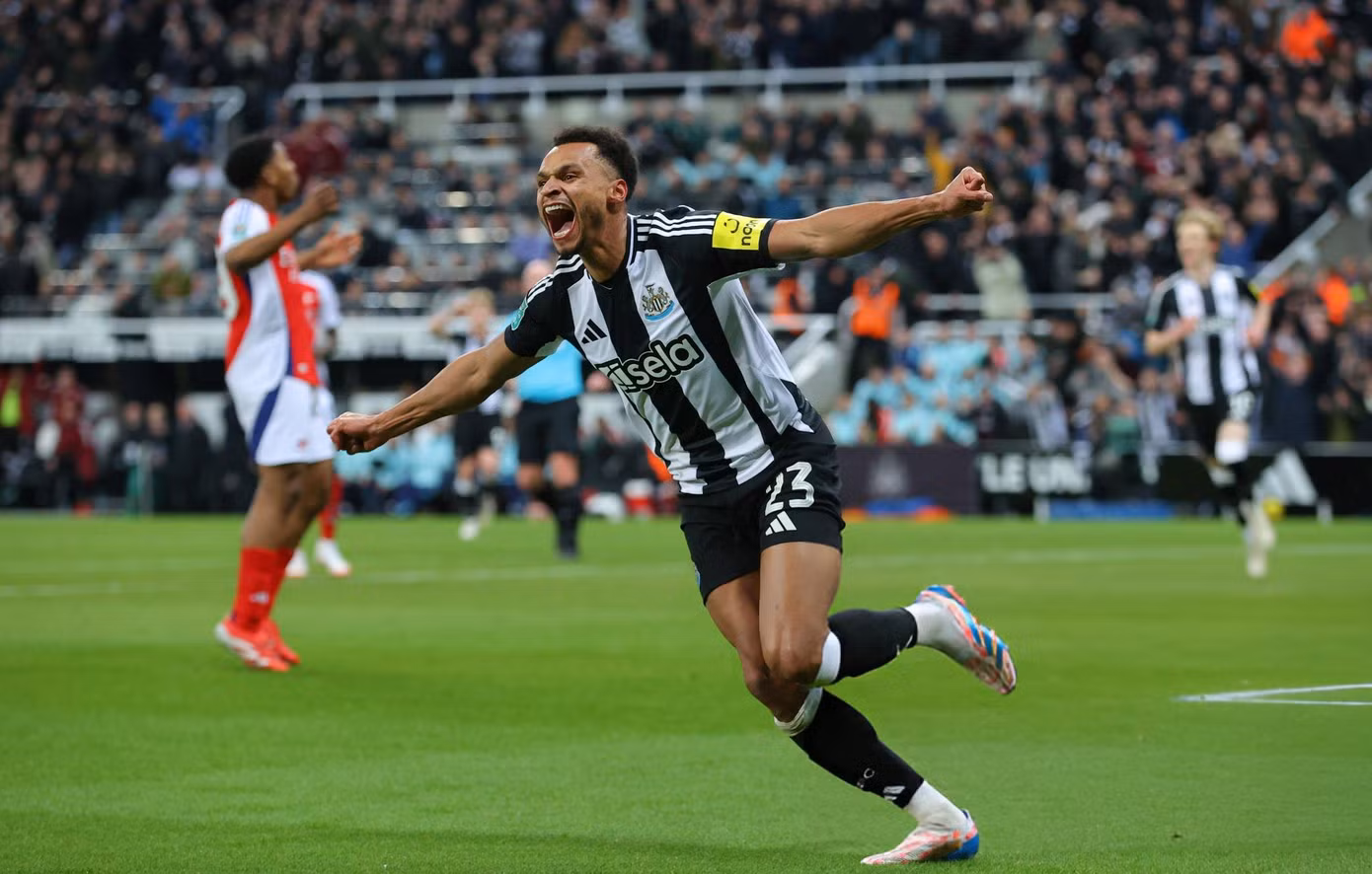 Jacob Murphy ăn mừng bàn mở tỷ số cho Newcastle Jacob Murphy ăn mừng bàn mở tỷ số cho Newcastle