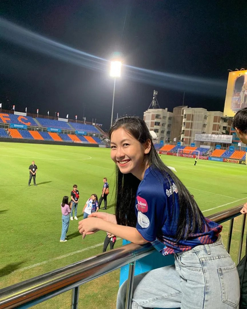 Tiền đạo Adisak cũng yêu một ngôi sao showbiz