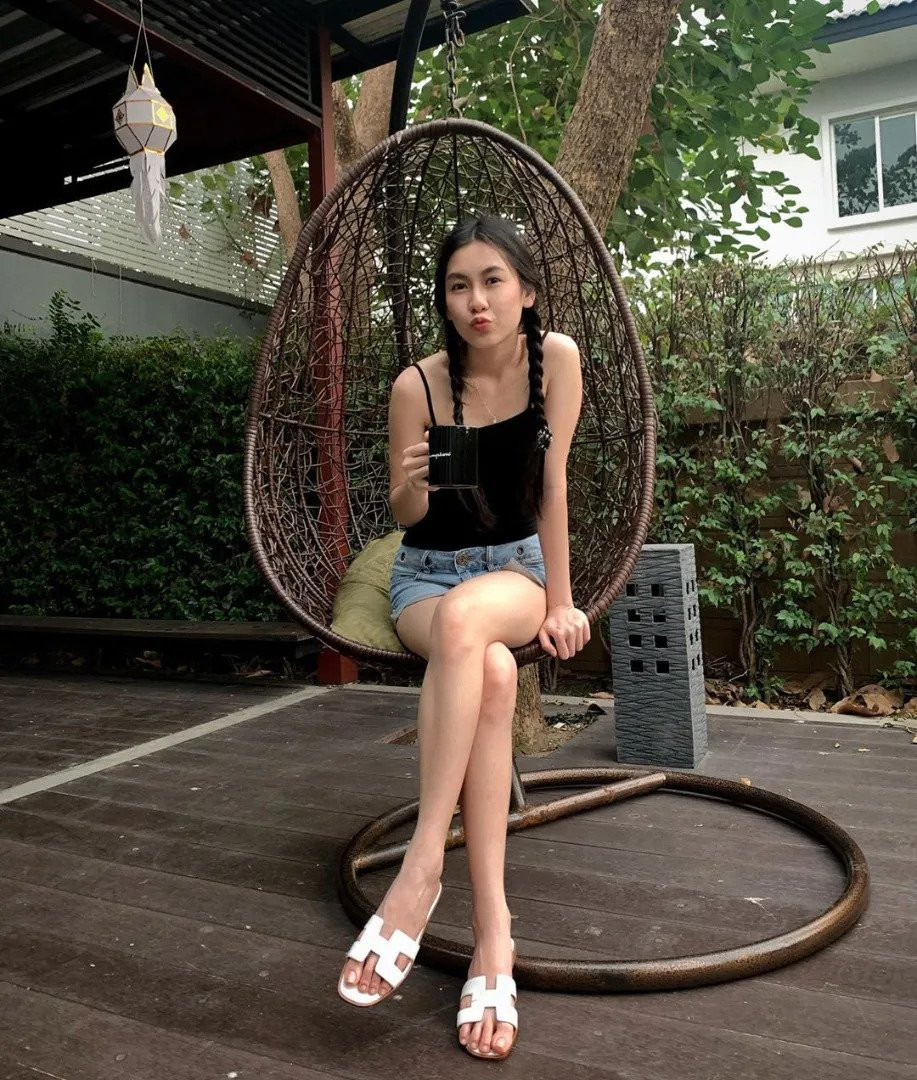 Pattaraphon Sirisapchanan từng đóng nhiều phim truyền hình và tên tuổi của cô càng hot hơn sau khi qua lại với Adisak