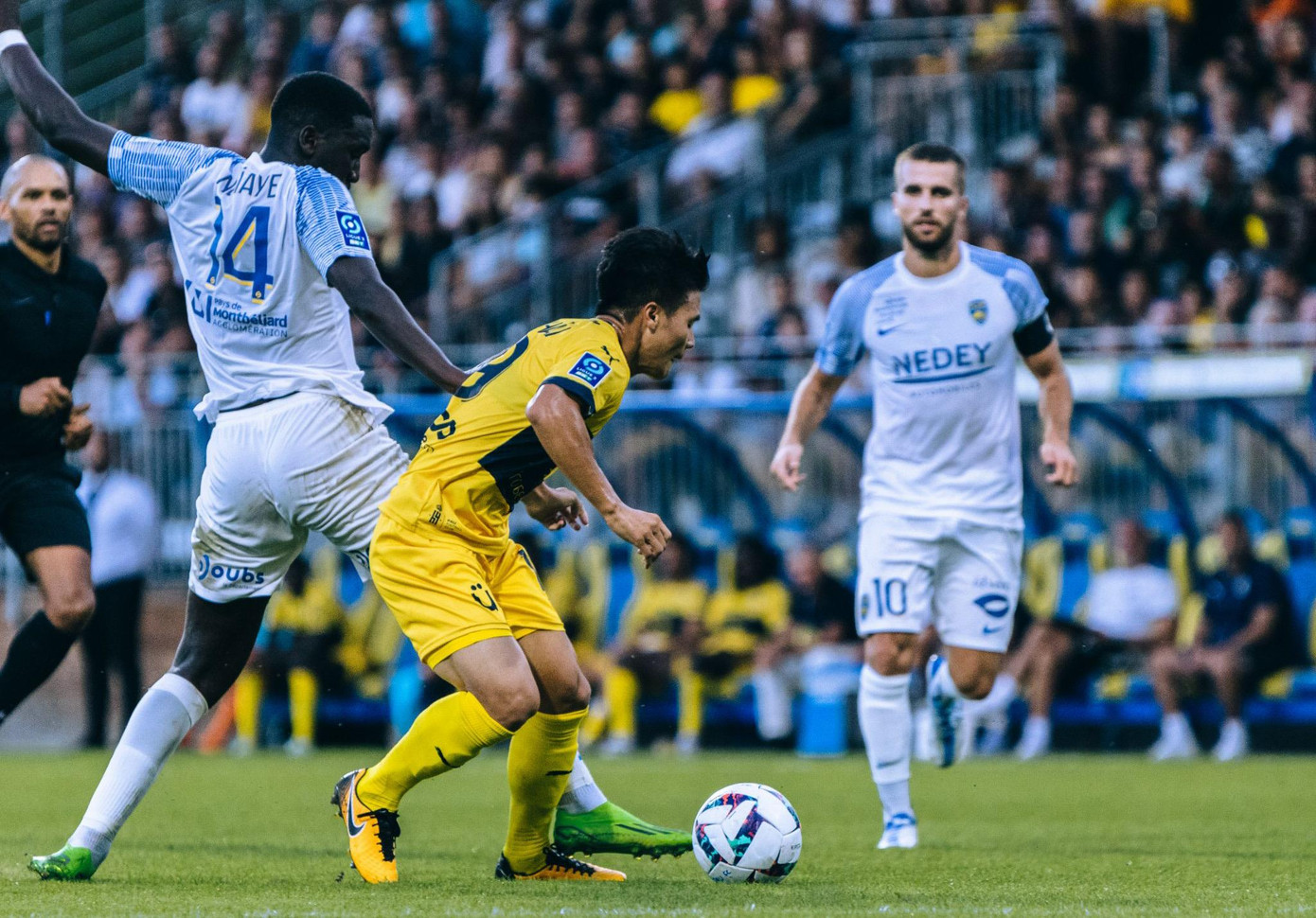 Quang Hải thường thất thế trong những pha tranh chấp với các cầu thủ châu Âu, châu Phi to cao