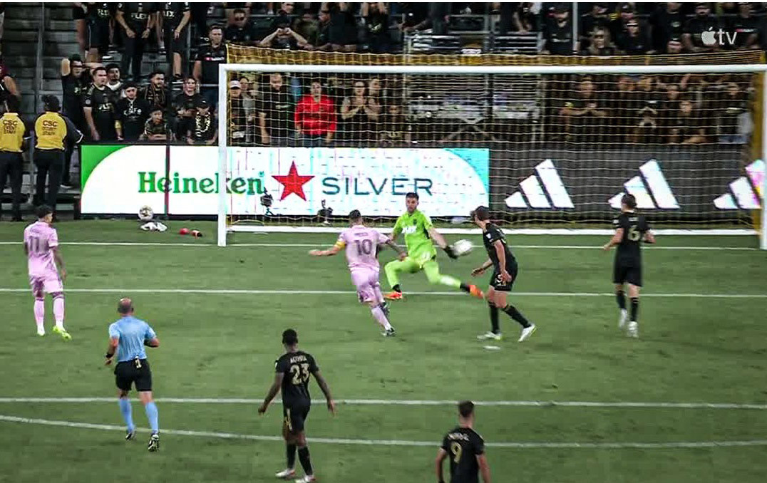 Messi không thắng được thủ môn đối thủ trong pha đối mặt Messi không thắng được thủ môn đối thủ trong pha đối mặt