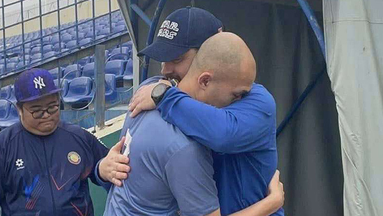 Thanh Long chào ông thầy người Bulgaria