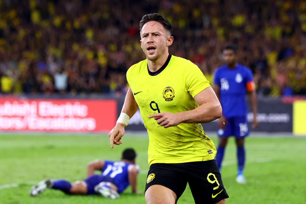 Darren Lok sinh ra ở Anh nhưng không thể trụ lại châu Âu nên đã về Malaysia chơi bóng