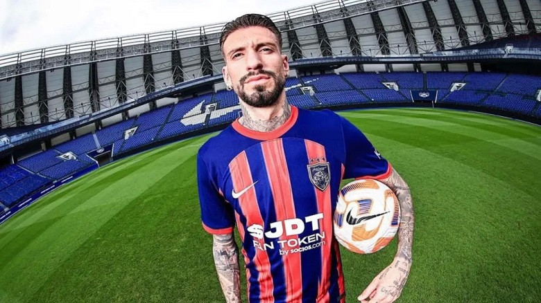 Castillejo trong màu áo Johor DT Castillejo trong màu áo Johor DT