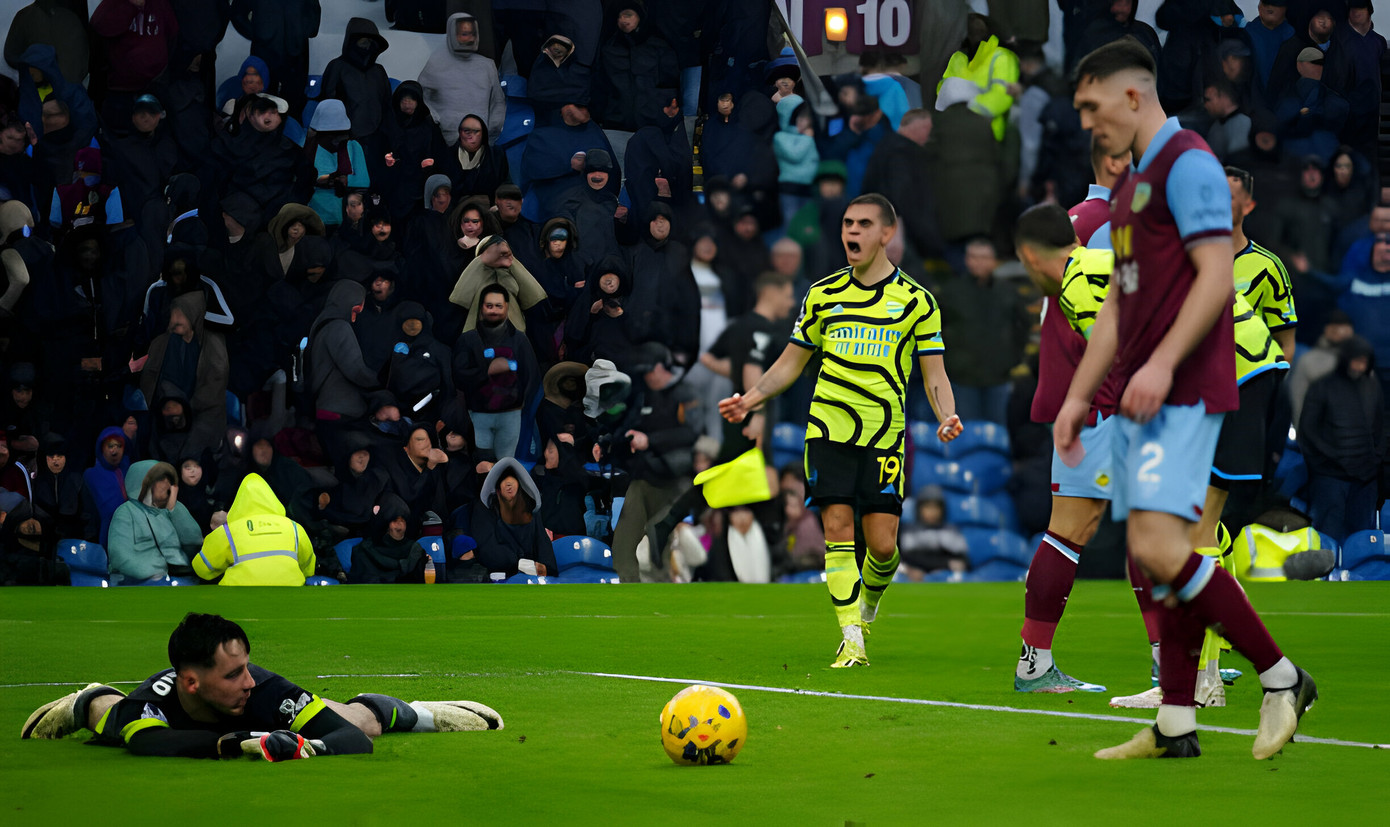 Trossard ăn mừng bàn nâng tỷ số lên 4-0