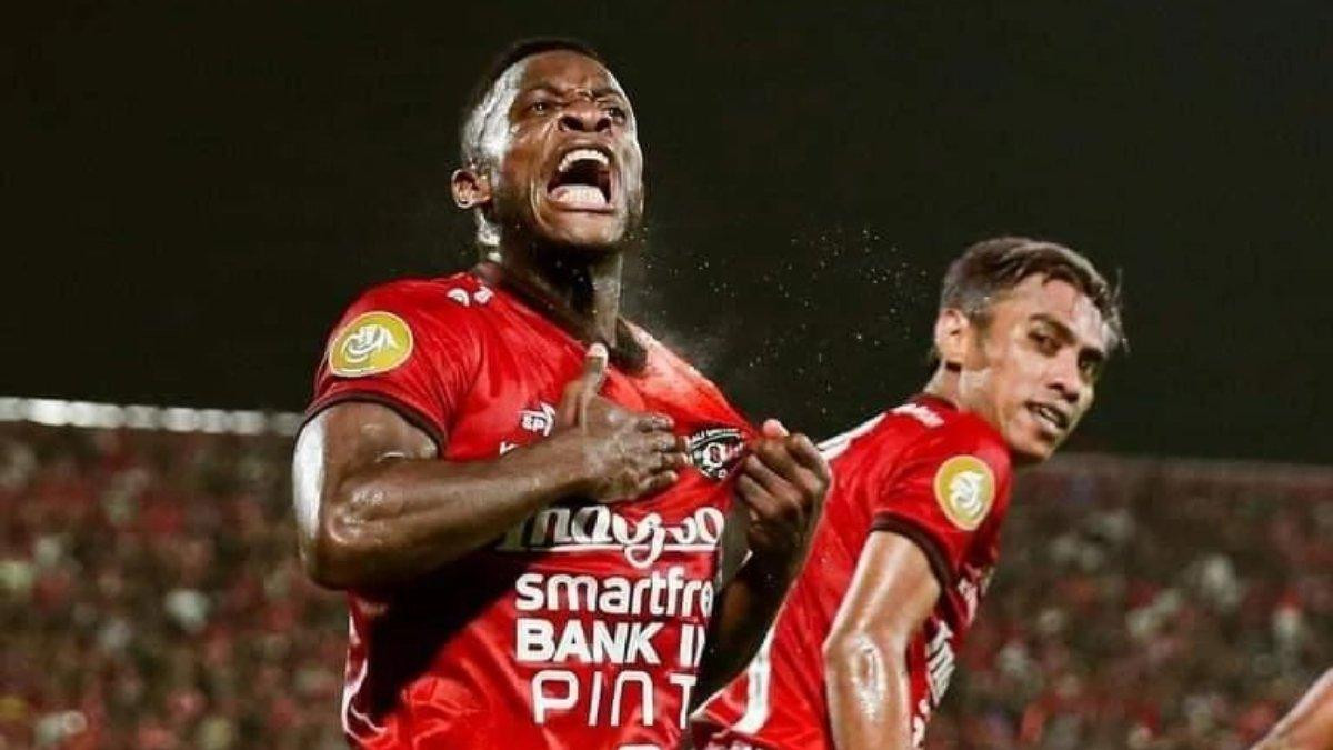 Privat Mbarga đang khoác áo Bali United Privat Mbarga đang khoác áo Bali United