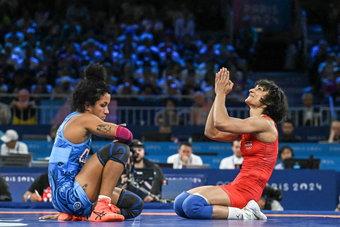 Vinesh Phogat đã phải cắt tóc nhịn ăn nhưng vẫn thừa cân Vinesh Phogat đã phải cắt tóc nhịn ăn nhưng vẫn thừa cân