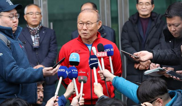 HLV Park Hang-seo thường xuyên được truyền thông Hàn Quốc săn đón