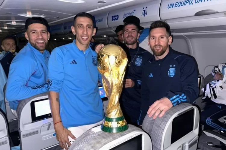 Messi, Di Maria và Otamendi sẽ đi chuyến bay khác với đội tuyển