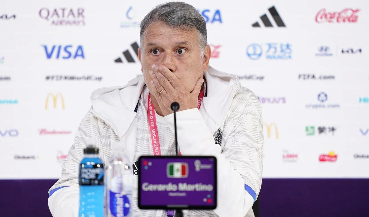 HLV Martino tỏ rõ sự bối rối trong buổi họp báo