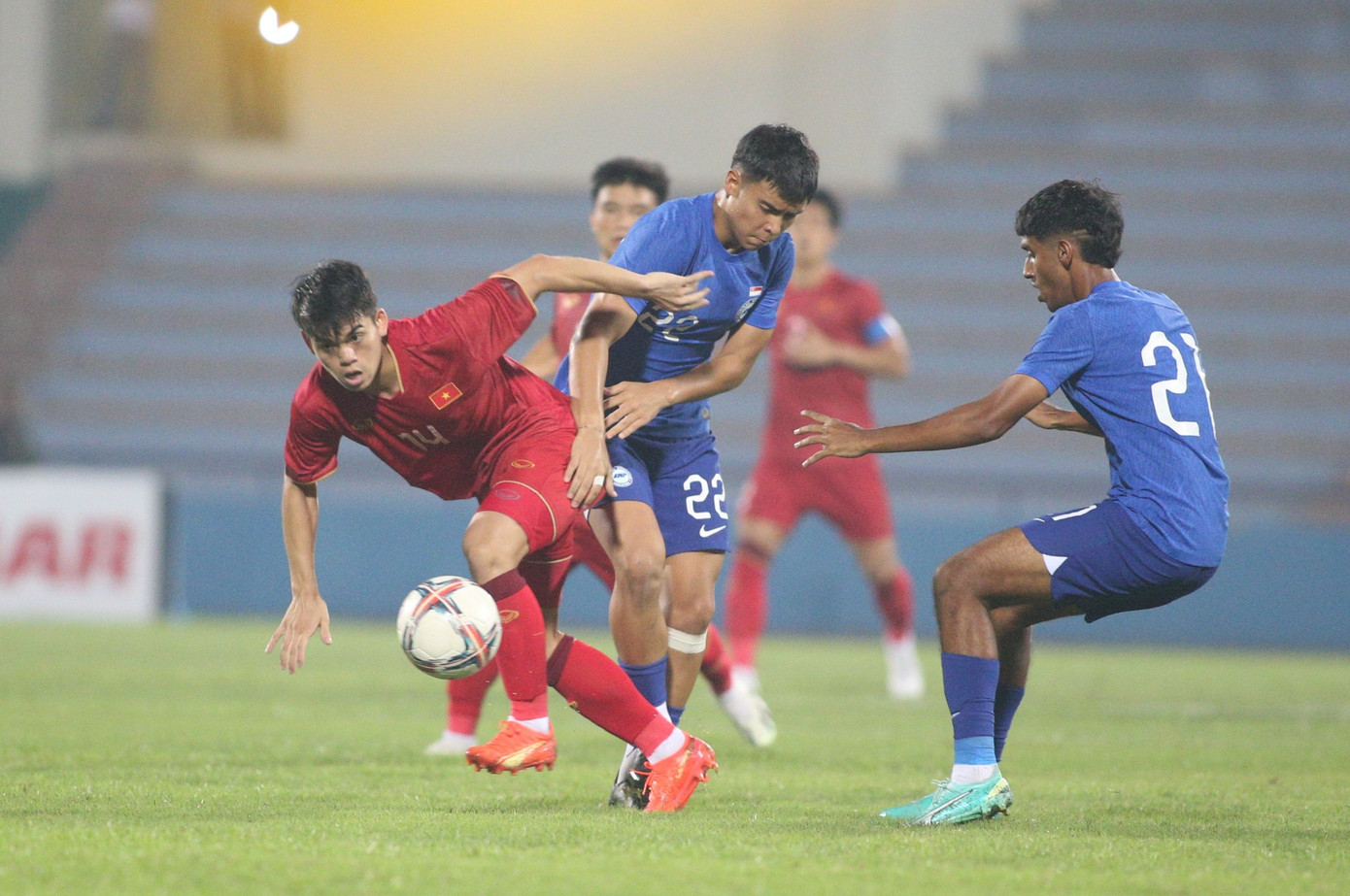 Hàng công lỡ cơ hội, hàng thủ mắc sai sót khiến U23 Việt Nam chia điểm với U23 Singapore ảnh 17 Hàng công lỡ cơ hội, hàng thủ mắc sai sót khiến U23 Việt Nam chia điểm với U23 Singapore ảnh 17