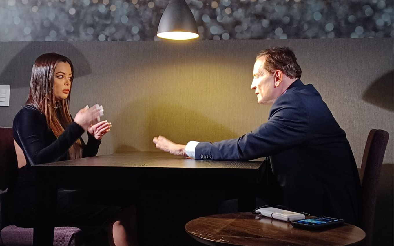 Ingrid Lana trong cuộc phỏng vấn trên truyền hình Ingrid Lana trong cuộc phỏng vấn trên truyền hình