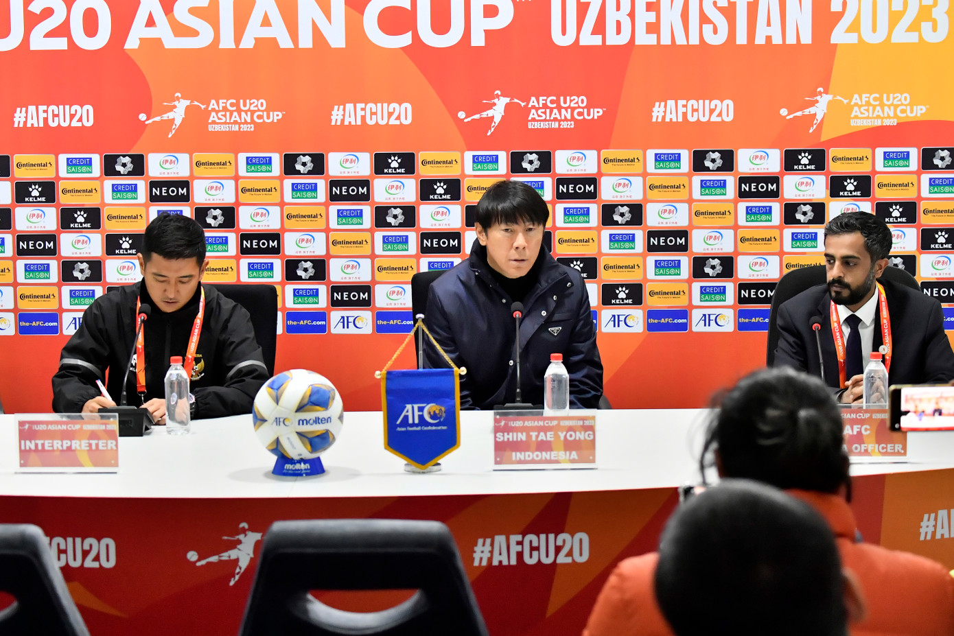 HLV Shin Tae-yong trong buổi họp báo sau trận HLV Shin Tae-yong trong buổi họp báo sau trận