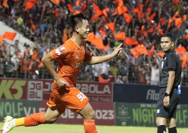 Minh Tuấn ghi bàn gỡ hòa 1-1 cho Đà Nẵng Minh Tuấn ghi bàn gỡ hòa 1-1 cho Đà Nẵng