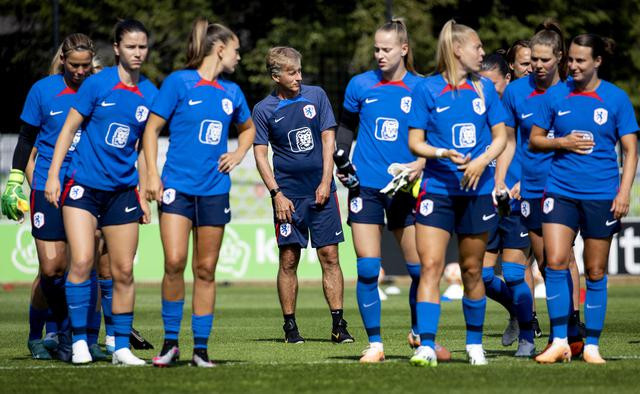 HLV Jonker (giữa) đang dẫn dắt ĐT nữ Hà Lan chuẩn bị cho World Cup nữ 2023