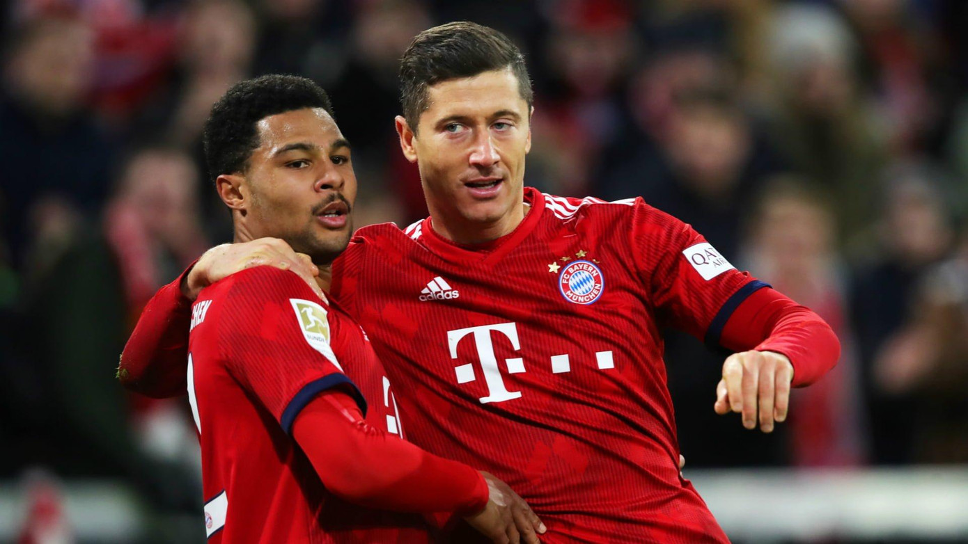 Lewandowski và Gnabry (trái) vẫn chưa gia hạn với Bayern