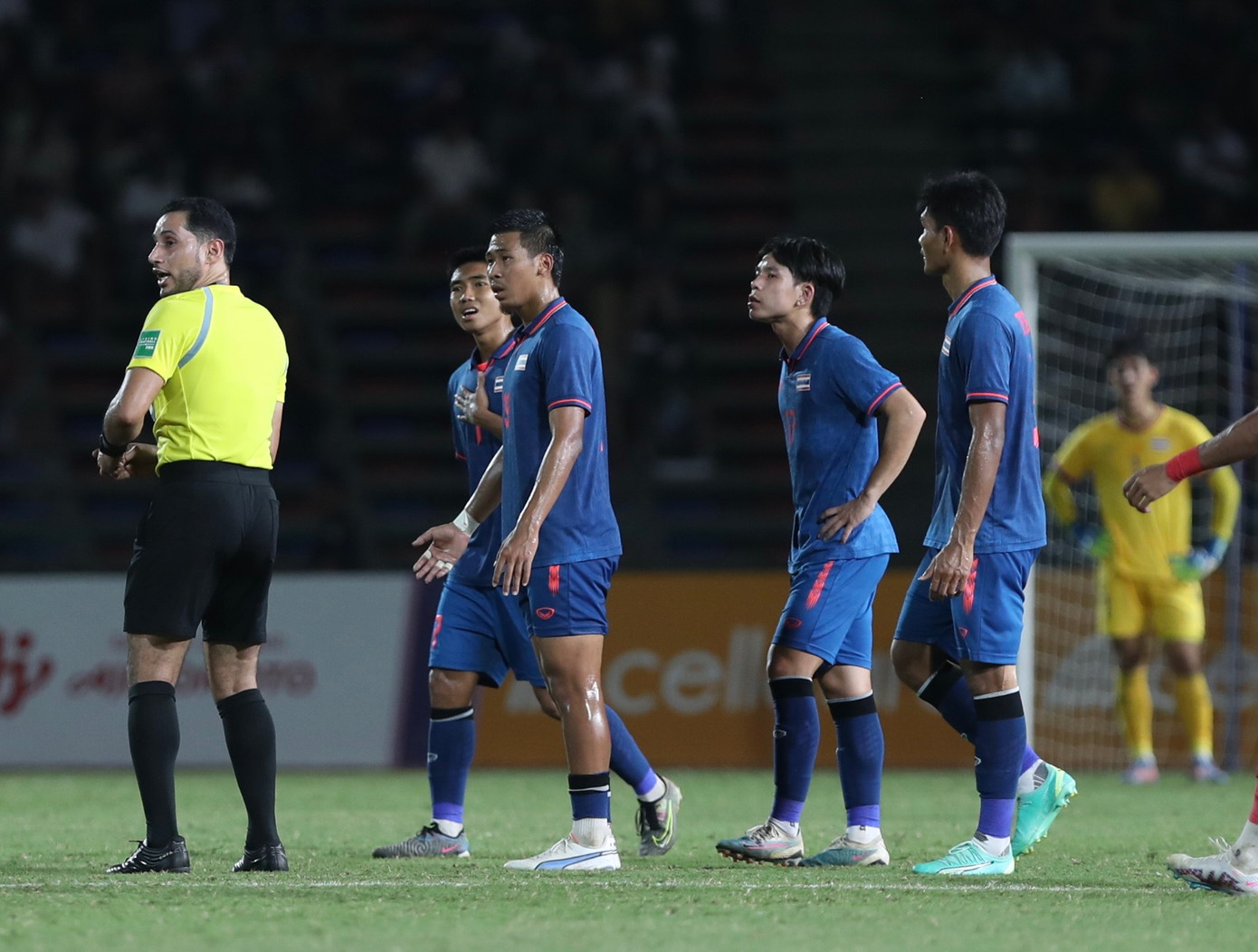 Các cầu thủ Thái Lan thắc mắc với trọng tài về quyết định công nhận pha lập công
