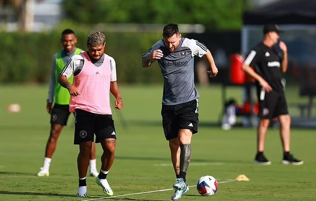 Messi tỏ ra khá đau sau pha vấp cỏ