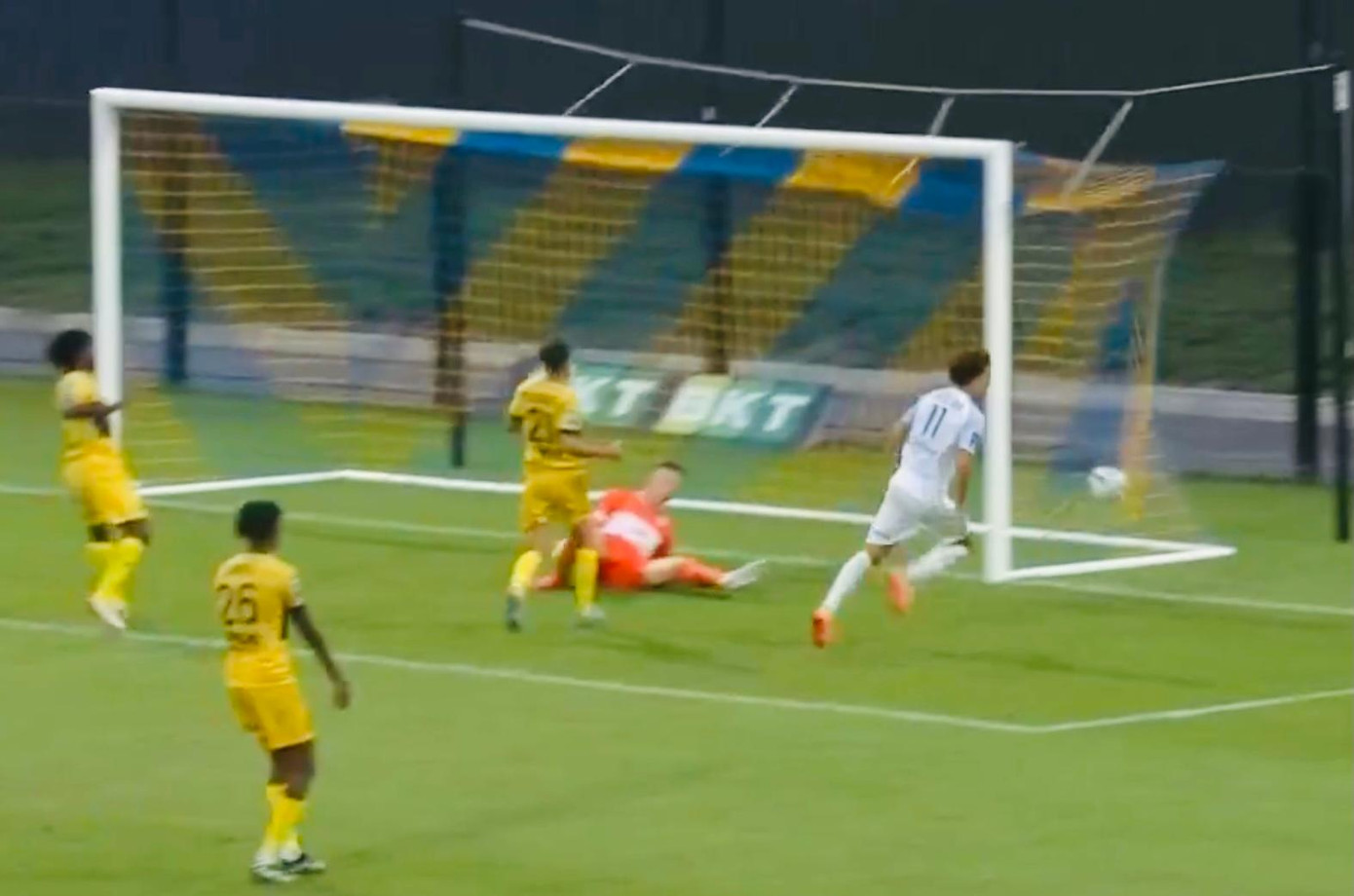 Hàng thủ Pau bất lực hứng chịu liên tiếp những bàn thua