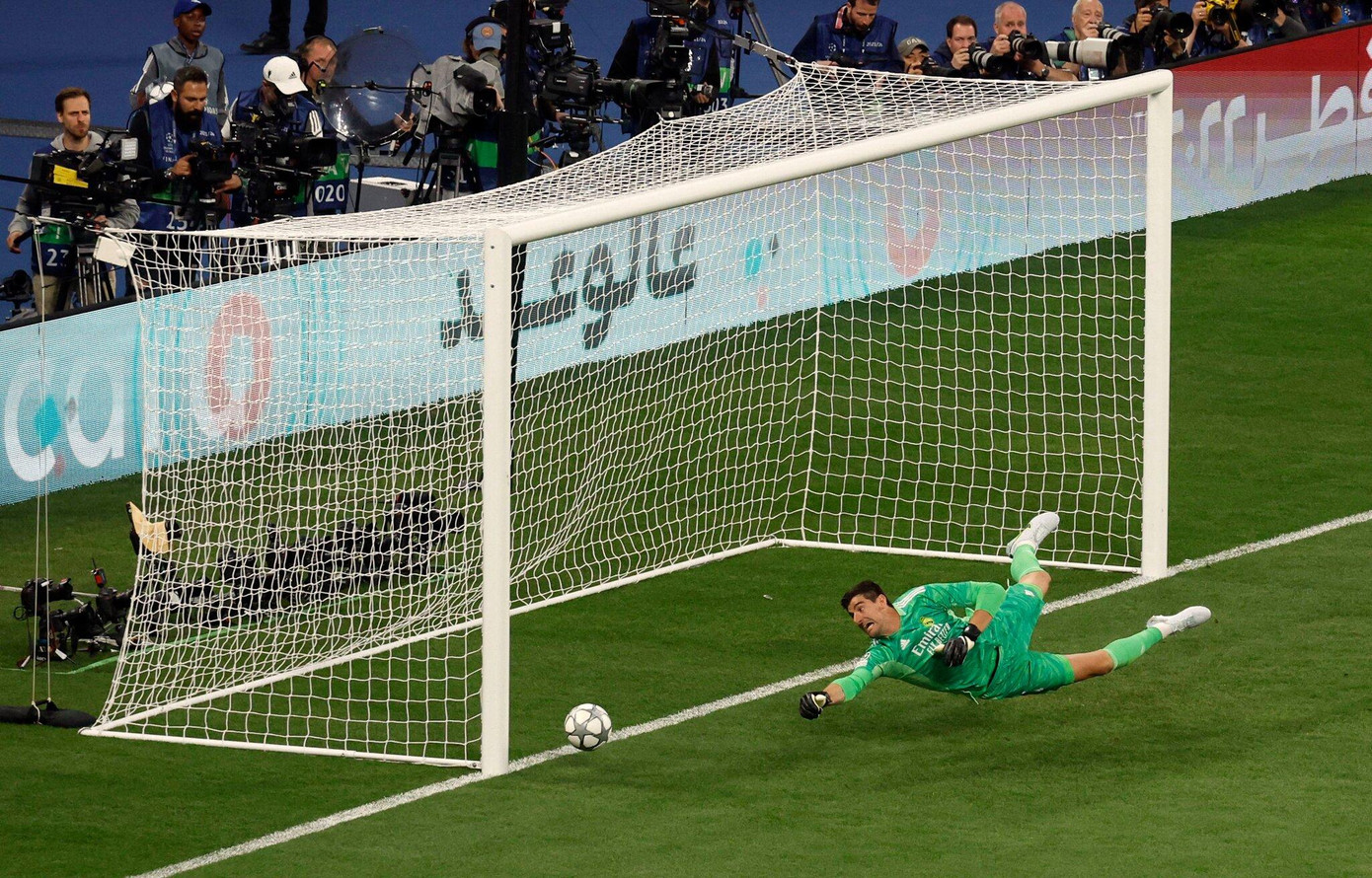 Một trong rất nhiều lần từ chối bàn thua của Courtois Một trong rất nhiều lần từ chối bàn thua của Courtois