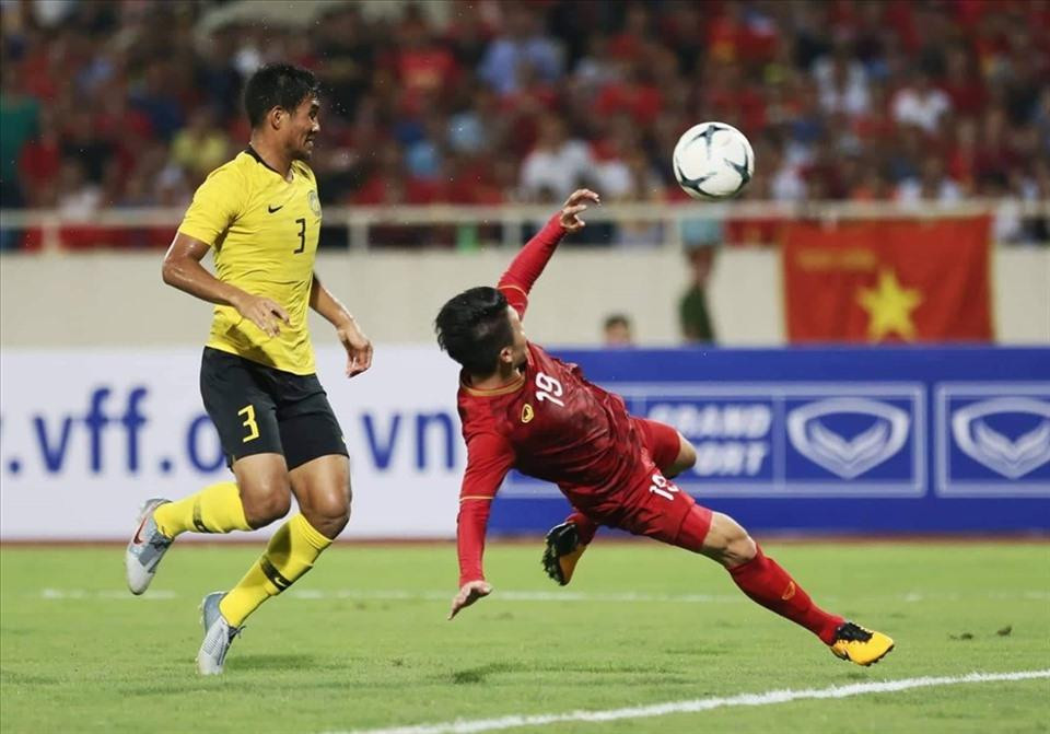 Quang Hải trong pha ghi bàn mang về thắng lợi tại AFF Cup 2018 trước Malaysia