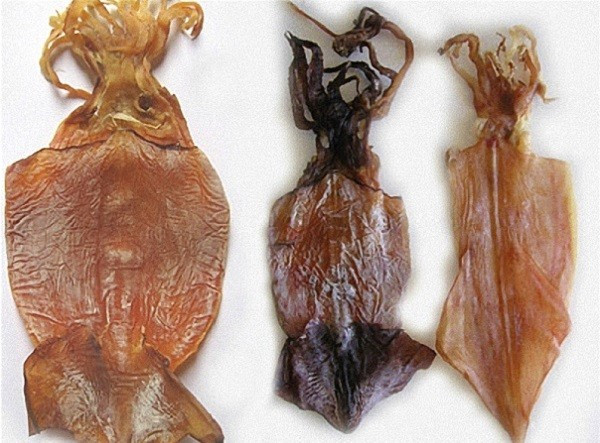 Quy trình làm mực xà khô giống hệt như làm mực ống khô thông thường. Tuy nhiên, đuôi mực xà có màu đen sậm, xòe như đuôi cá, to hơn hẳn so với mực thường