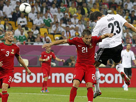 Cuối cùng Gomez đã nổ súng trong một thế trận cò cưa