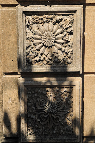 và hoa văn tinh tế tại các công trình kiến trúc tại đây.