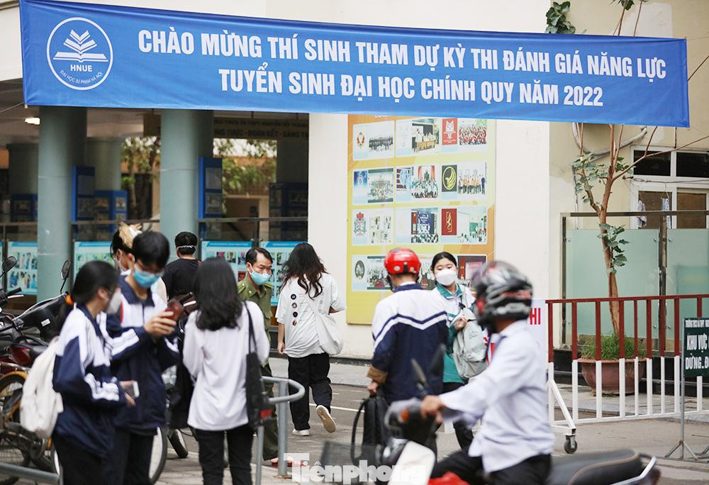 Trường tổ chức thi cả 8 môn trong 1 ngày gồm Toán, Ngữ văn, Ngoại ngữ, Vật lí, Hóa học, Sinh học, Lịch sử và Địa lí.