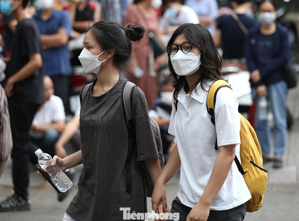 Tại điểm thi, các thí sinh đã có mặt tại phòng thi đúng thời gian quy định để làm thủ tục dự thi và tuân thủ tốt các quy định tại phòng thi và quy chế thi