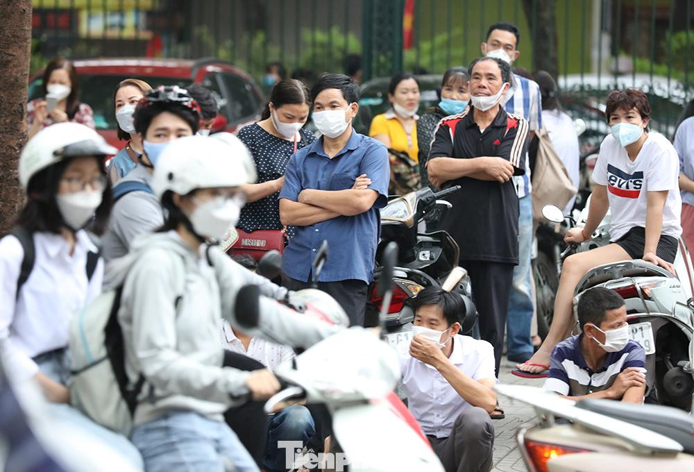 Sáng 7/5, trường Đại học Sư phạm Hà Nội đã tổ chức kỳ thi Đánh giá năng lực. Đây là kỳ thi riêng lần đầu tiên được trường tổ chức trở lại từ năm 2002. Anh Nguyễn Mạnh Hùng( Ninh Bình) đưa con gái đi thi cho biết: &quot;Năm nay, con chuẩn bị thi đại học nên mình mới cho con lên Hà Nội để thi năng lực trước cho biết, cũng như cho cháu cọ sát, sau đỡ bị áp lực hơn&quot;.