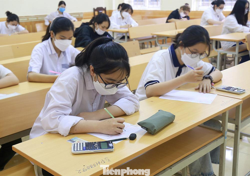 Các thí sinh làm bài thi trực tiếp trên giấy với thời gian mỗi môn từ 60 đến 90 phút. Đề thi có kết hợp trắc nghiệm và tự luận với tỉ lệ điểm phù hợp tùy theo môn thi, bao gồm các câu hỏi kiểm tra khả năng lập luận, năng lực phân tích, đánh giá và sáng tạo. Kết quả xét tuyển theo phương thức 5: xét tuyển dựa trên kết quả thi đánh giá năng lực kết hợp với kết quả học THPT sẽ được công bố sớm, dự kiến vào ngày 31/5/2022