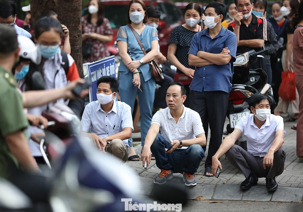 Anh Nguyễn Mạnh Hùng( Ninh Bình) đưa con gái đi thi cho biết: &quot;Năm nay, con chuẩn bị thi đại học nên mình mới cho con lên Hà Nội để thi năng lực trước cho biết, cũng như cho cháu cọ sát, sau đỡ bị áp lực hơn&quot;.