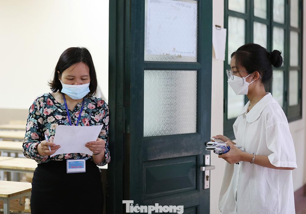 Trường tổ chức thi cả 8 môn trong một ngày để giảm thiểu chi phí lưu trú, sinh hoạt của học sinh ngoại tỉnh. Cùng với bài thi viết để đánh giá năng lực, thí sinh phải đáp ứng các điều kiện về hạnh kiểm tất cả các học kỳ ở bậc THPT từ loại khá trở lên và điểm trung bình chung của 5 học kỳ (học kỳ 1,2 lớp 10, 11 và học kỳ 1 lớp 12) từ 6.5 trở lên (không có học kỳ nào dưới 6.5).